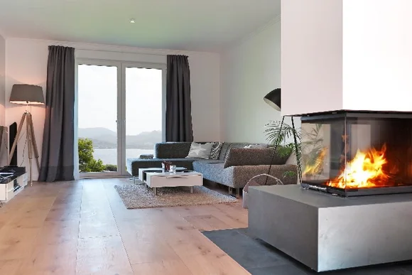 Modernes Wohnzimmer mit Kamin